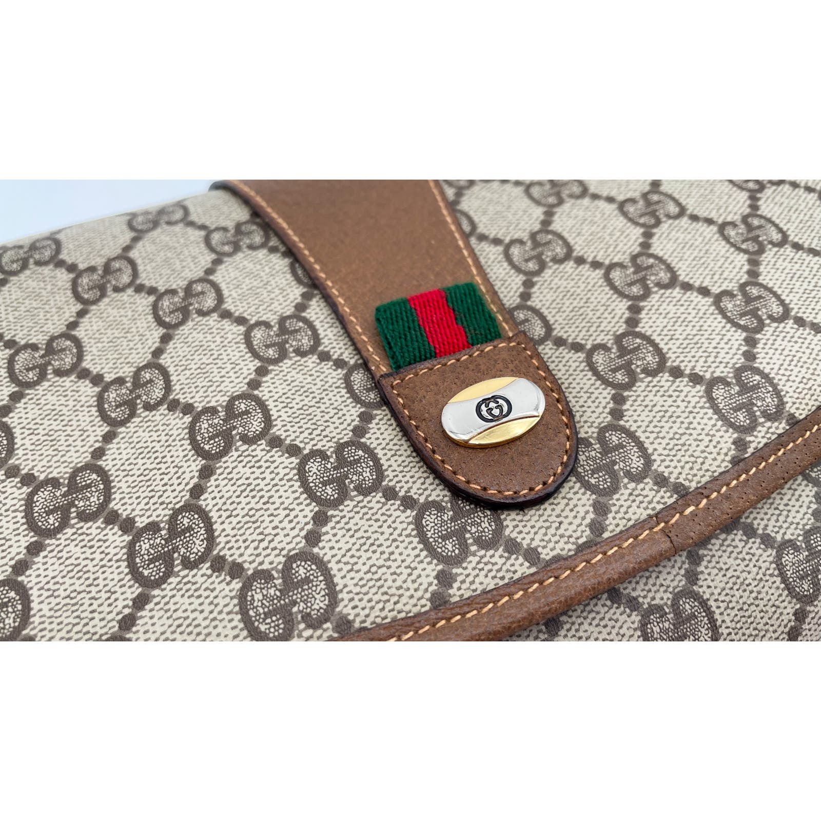 Gucci GG Clutch - Le Look