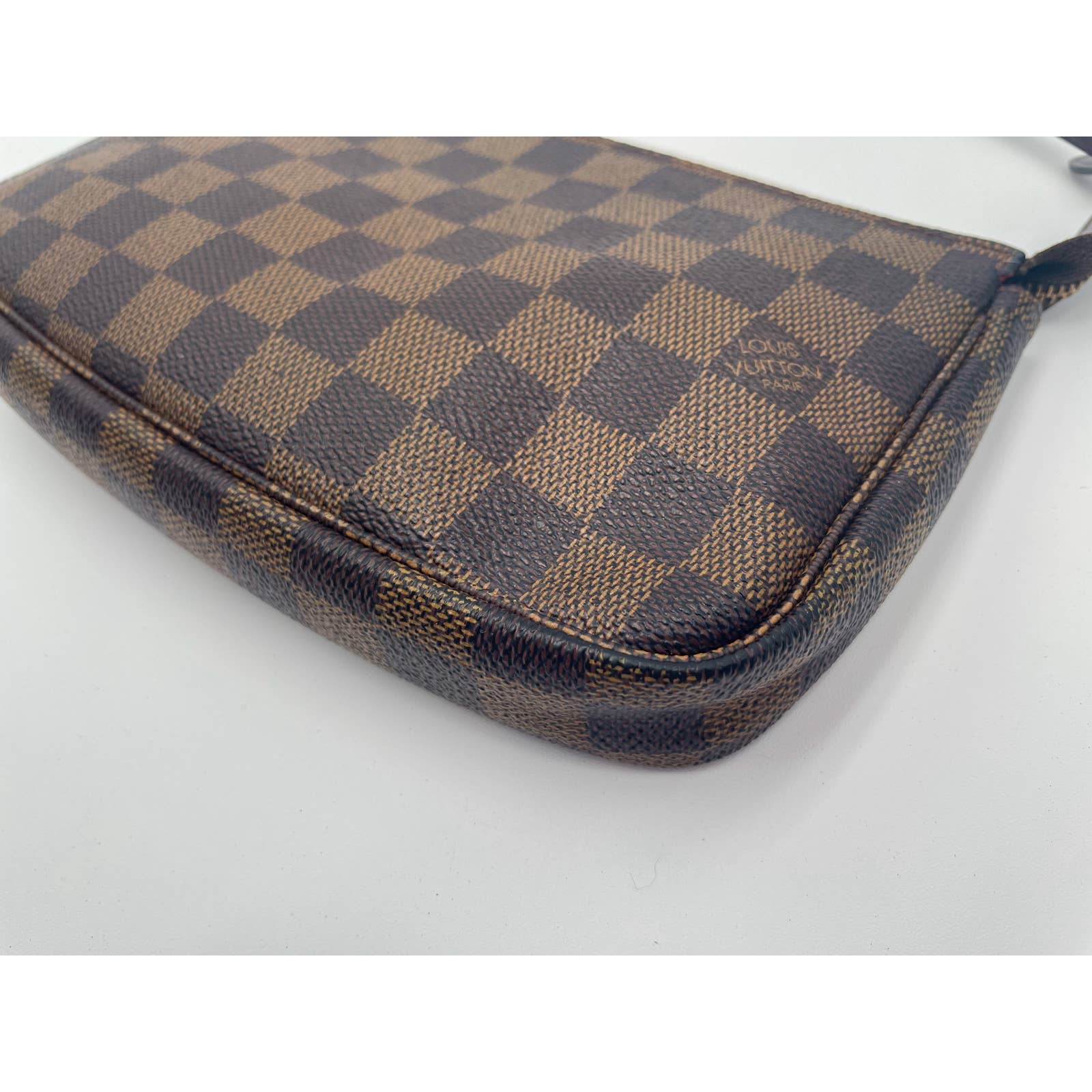 Louis Vuitton Pochette Damier Ebene - Le Look