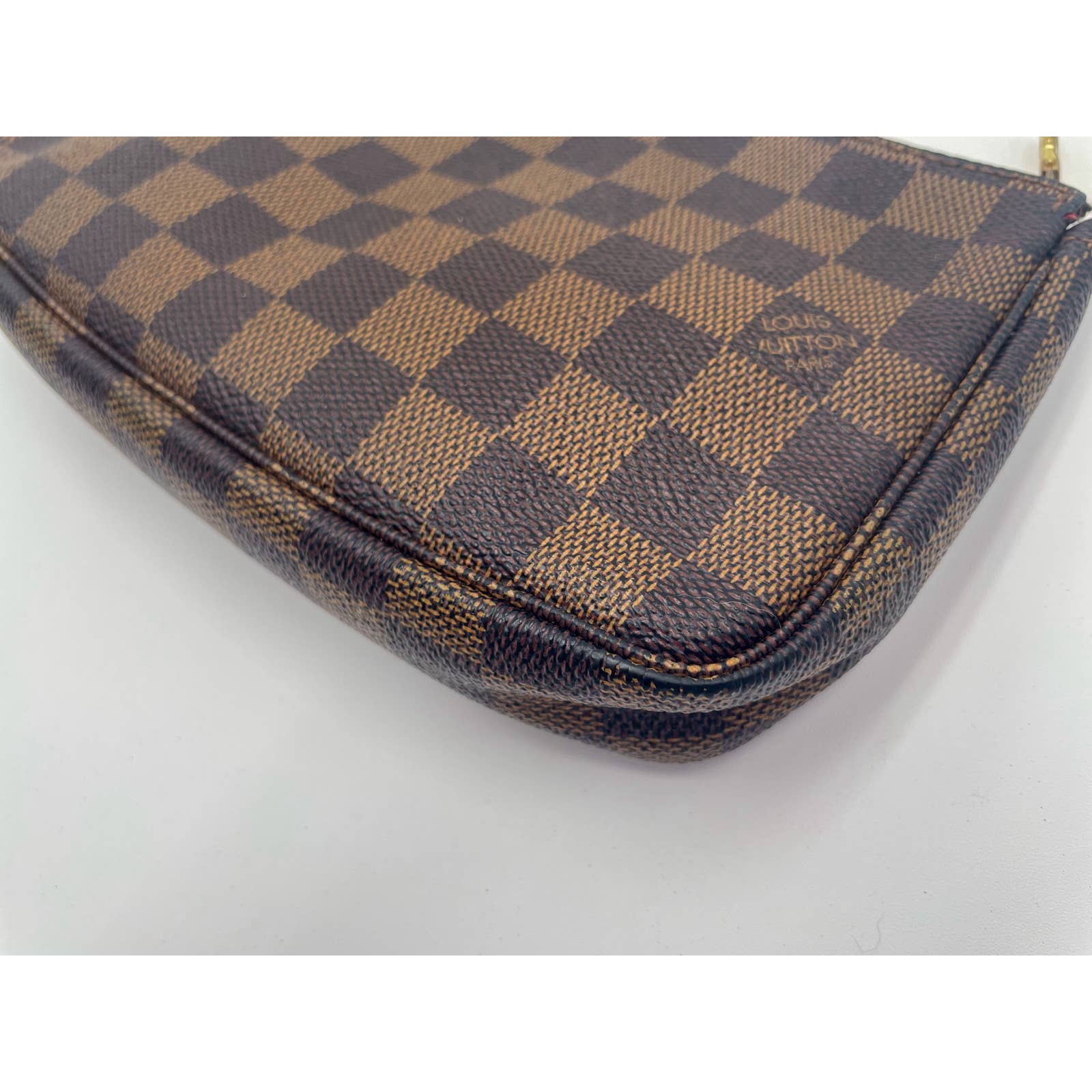 Louis Vuitton Pochette Damier Ebene - Le Look