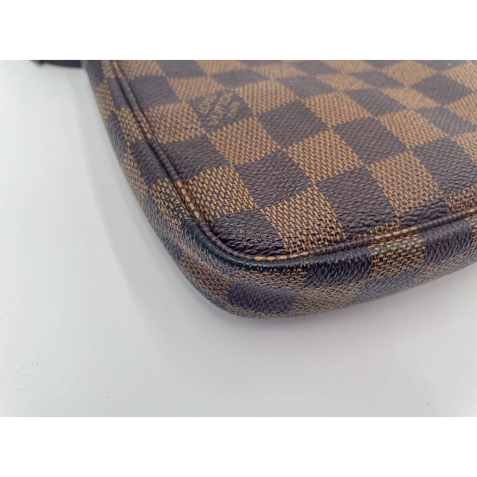 Louis Vuitton Pochette Damier Ebene - Le Look